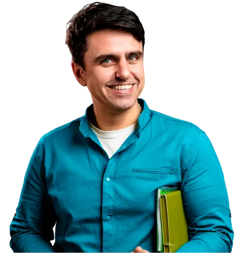 Homem adulto, de pele clara, com cabelo curto e escuro, sorrindo. Ele veste uma camisa de manga longa azul-esverdeada e segura um caderno ou pasta verde junto ao corpo. Transmitindo uma aparência profissional e acessível.